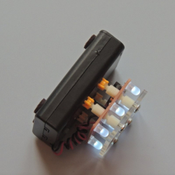 Elektronická hrací kostka s vibrací červené či bílé LED