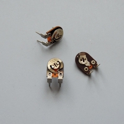 Trimr TP009 miniaturní vert. hodnoty 220R - M47 Tesla - NOS